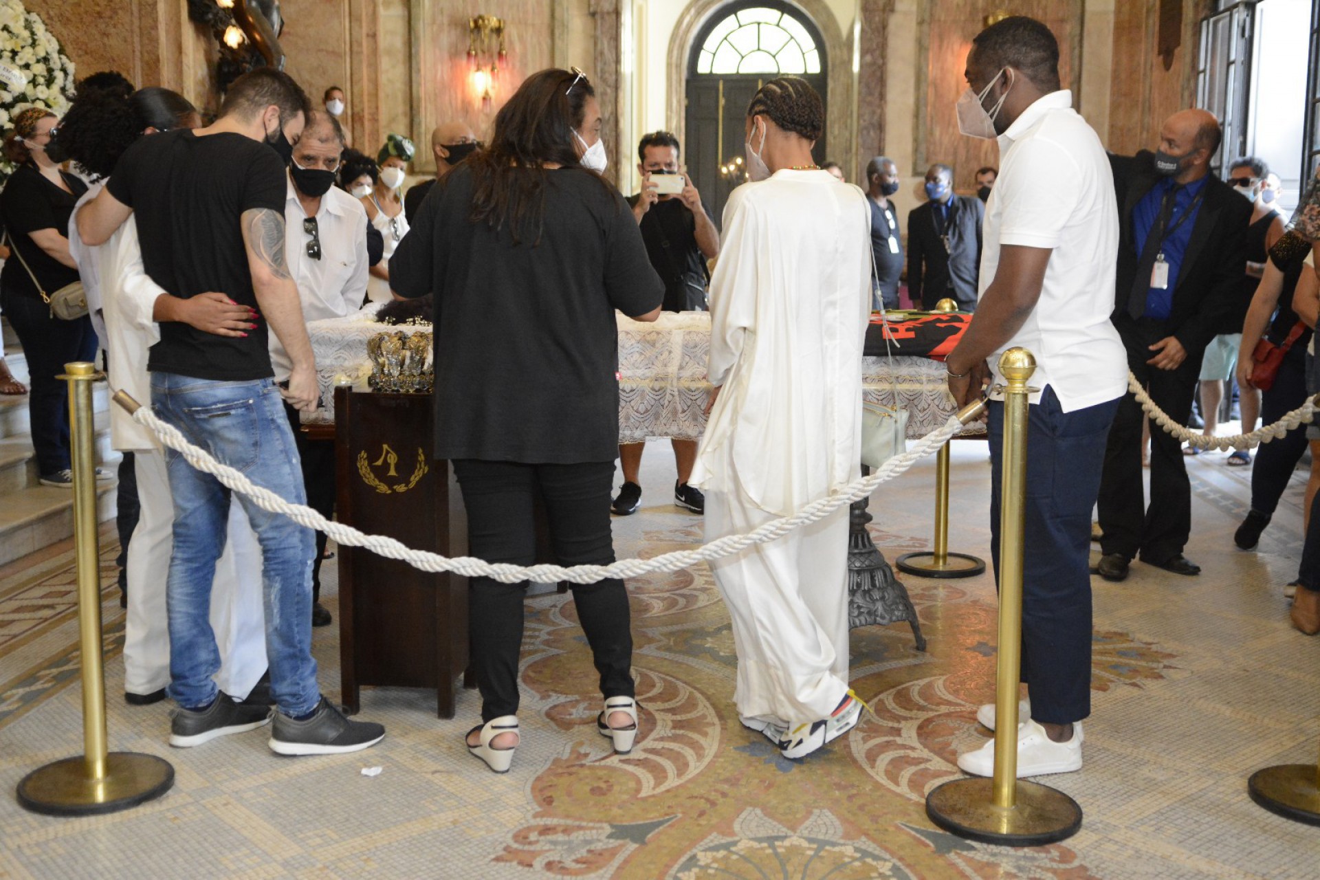 Tais Araújo e Lázaro Ramos no velório de Elza Soares - Webert Belicio / Agnews 