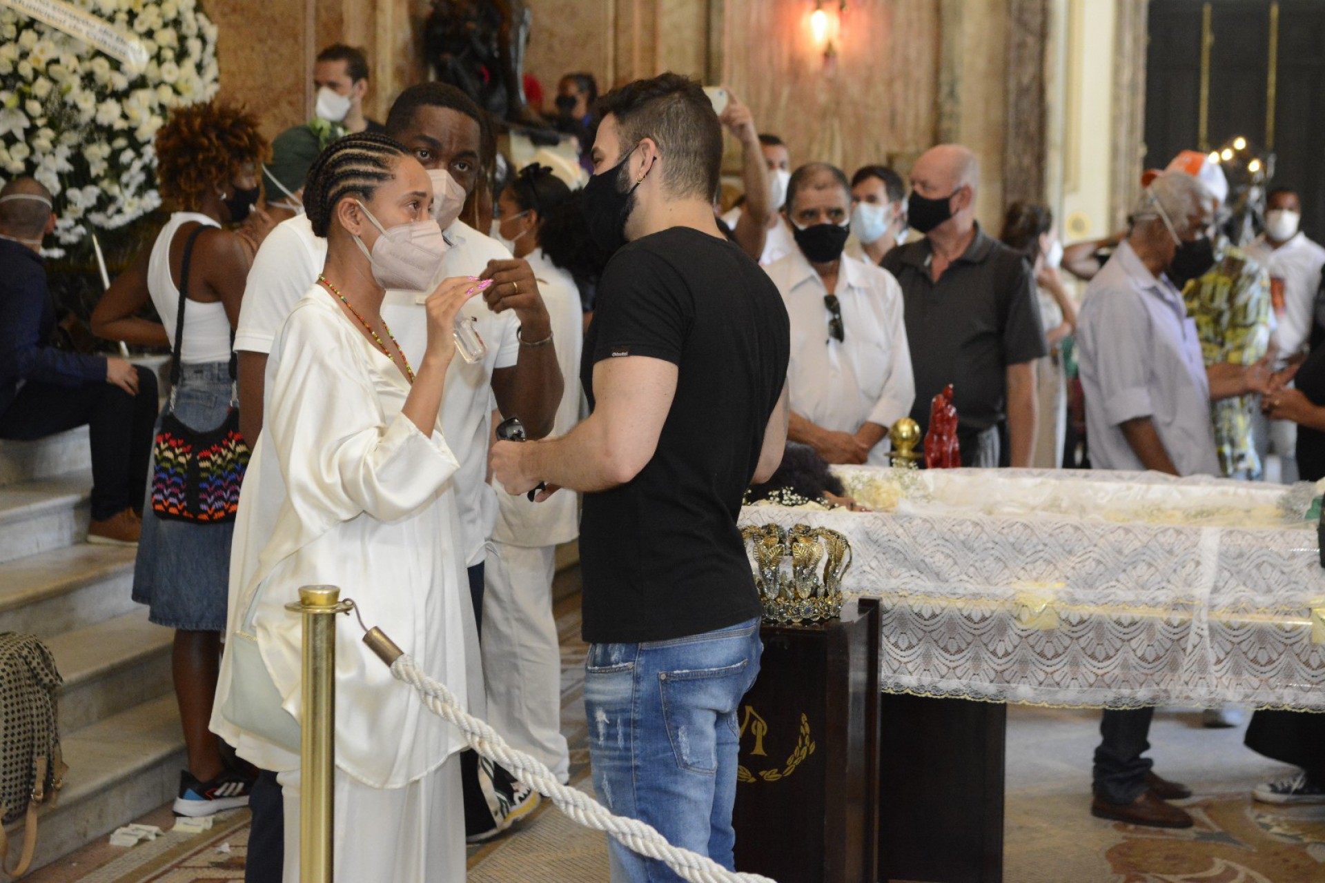 Tais Araújo e Lázaro Ramos no velório de Elza Soares - Webert Belicio / Agnews 
