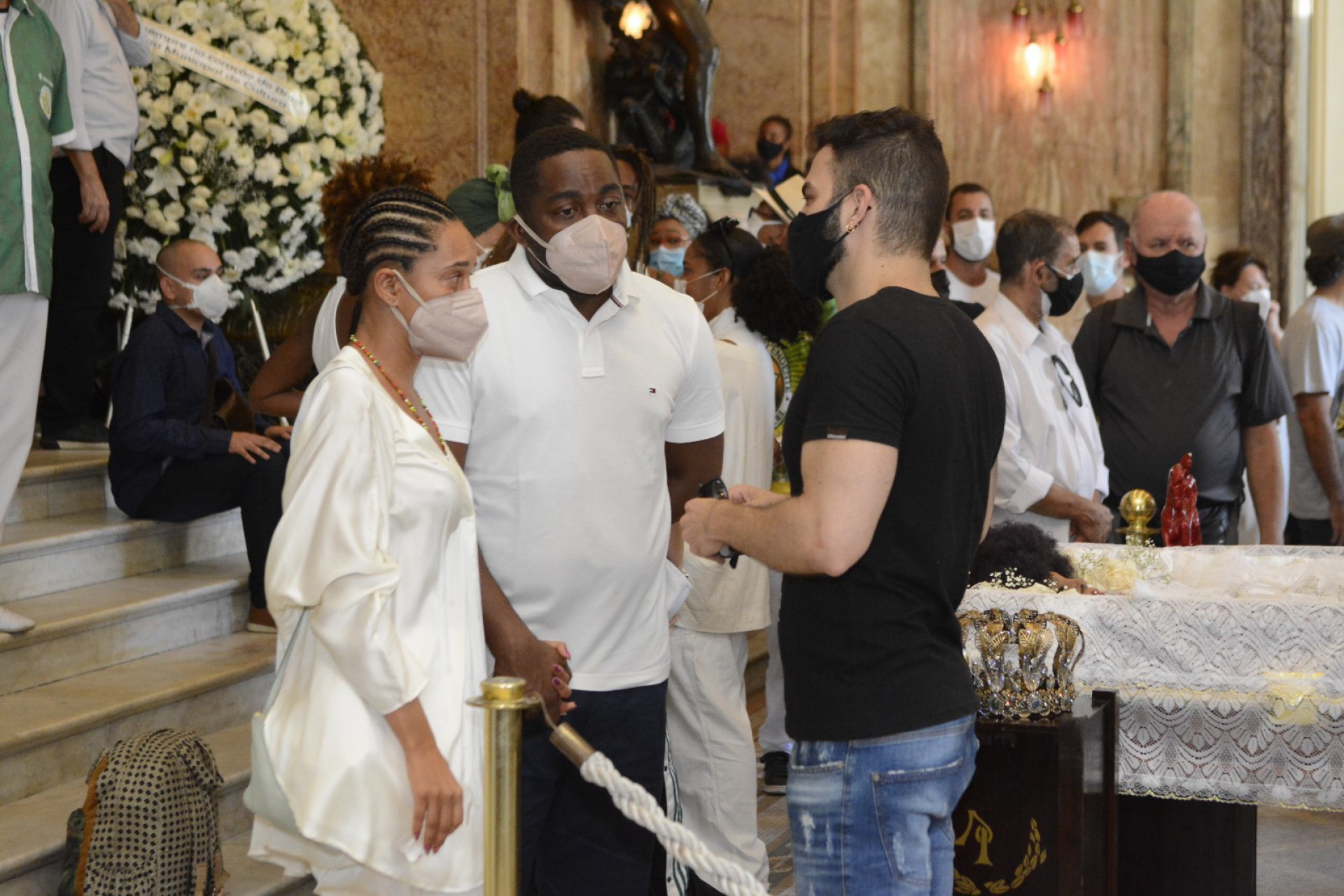 Tais Araújo e Lázaro Ramos no velório de Elza Soares - Webert Belicio / Agnews 