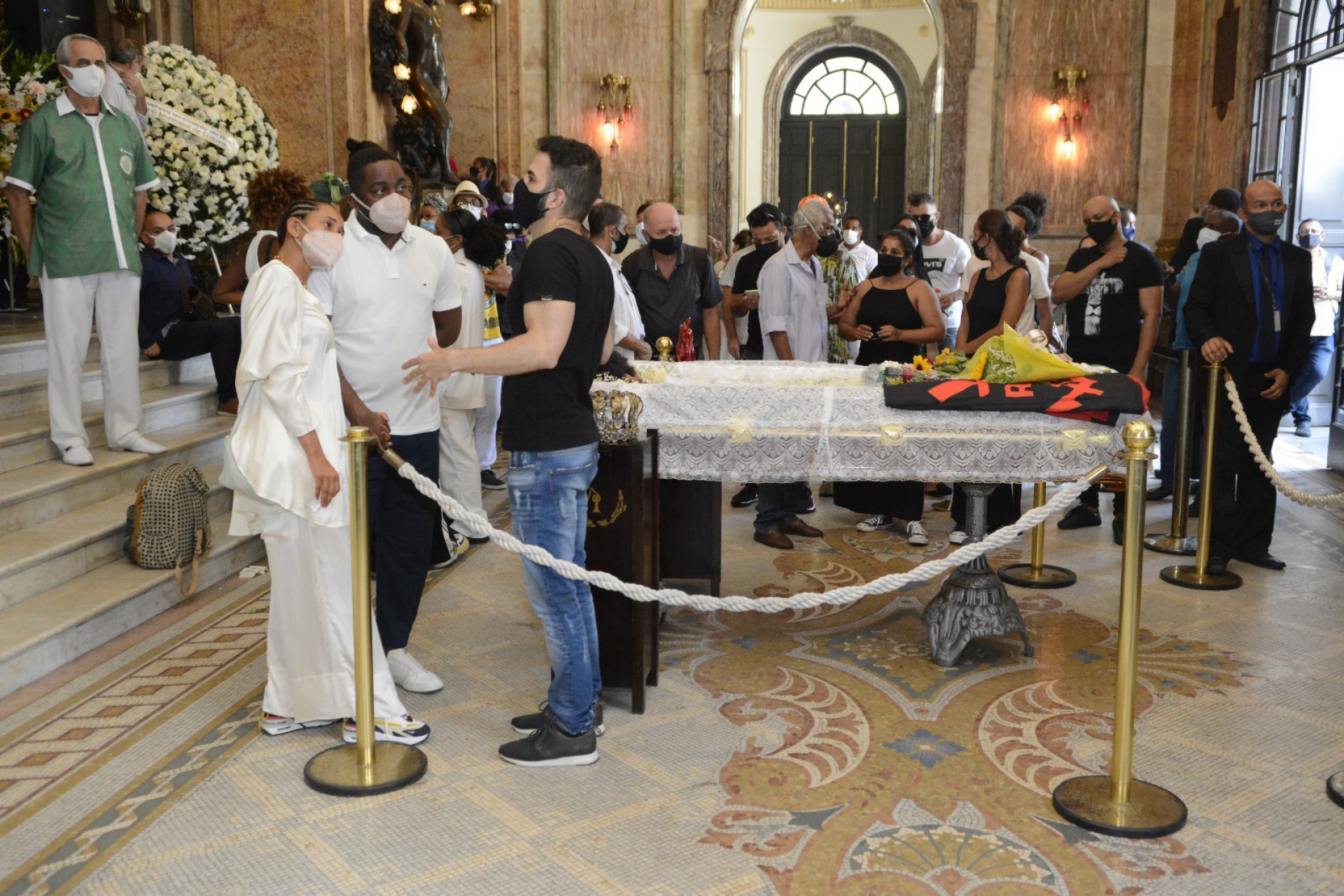 Tais Araújo e Lázaro Ramos no velório de Elza Soares - Webert Belicio / Agnews 