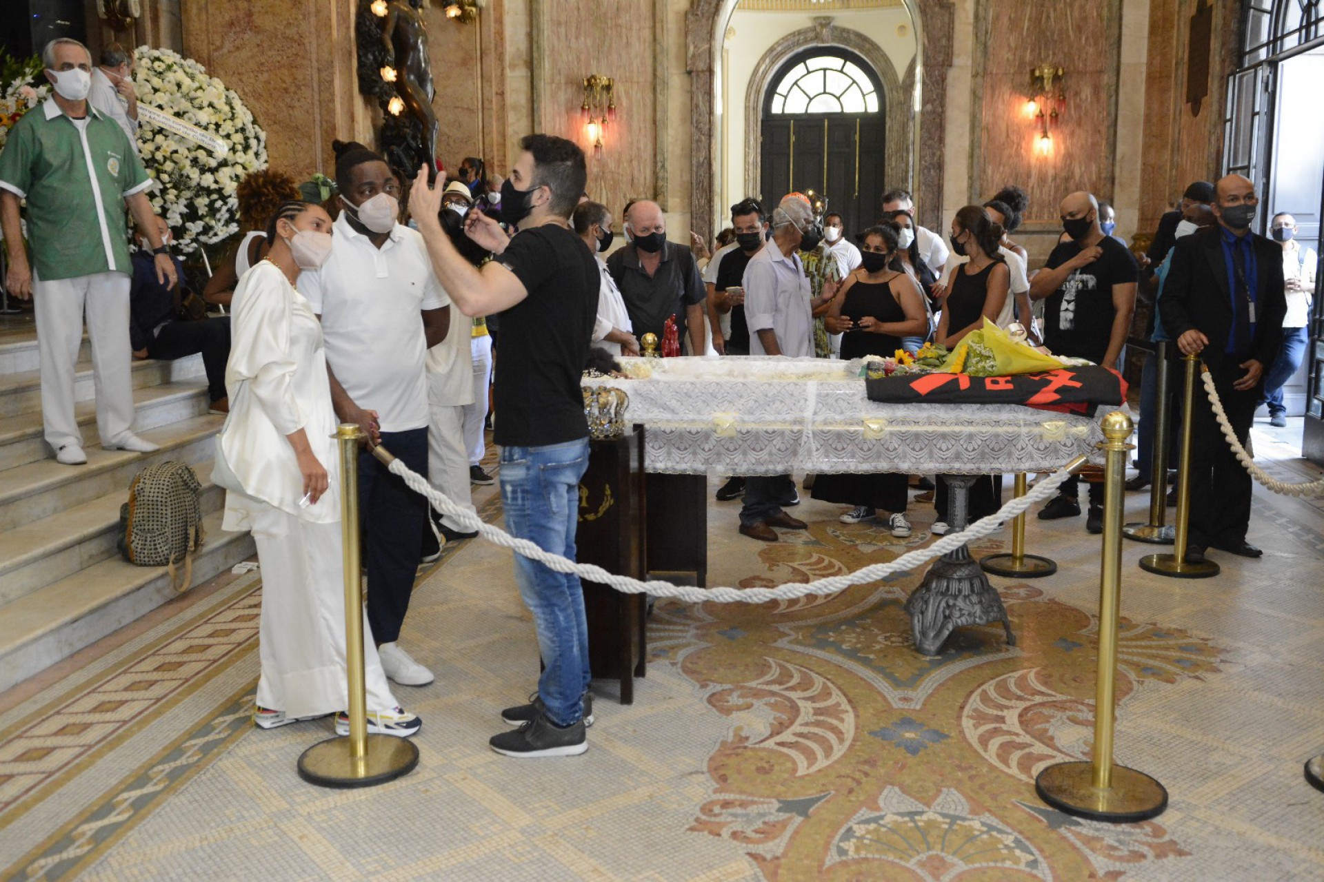 Tais Araújo e Lázaro Ramos no velório de Elza Soares - Webert Belicio / Agnews 