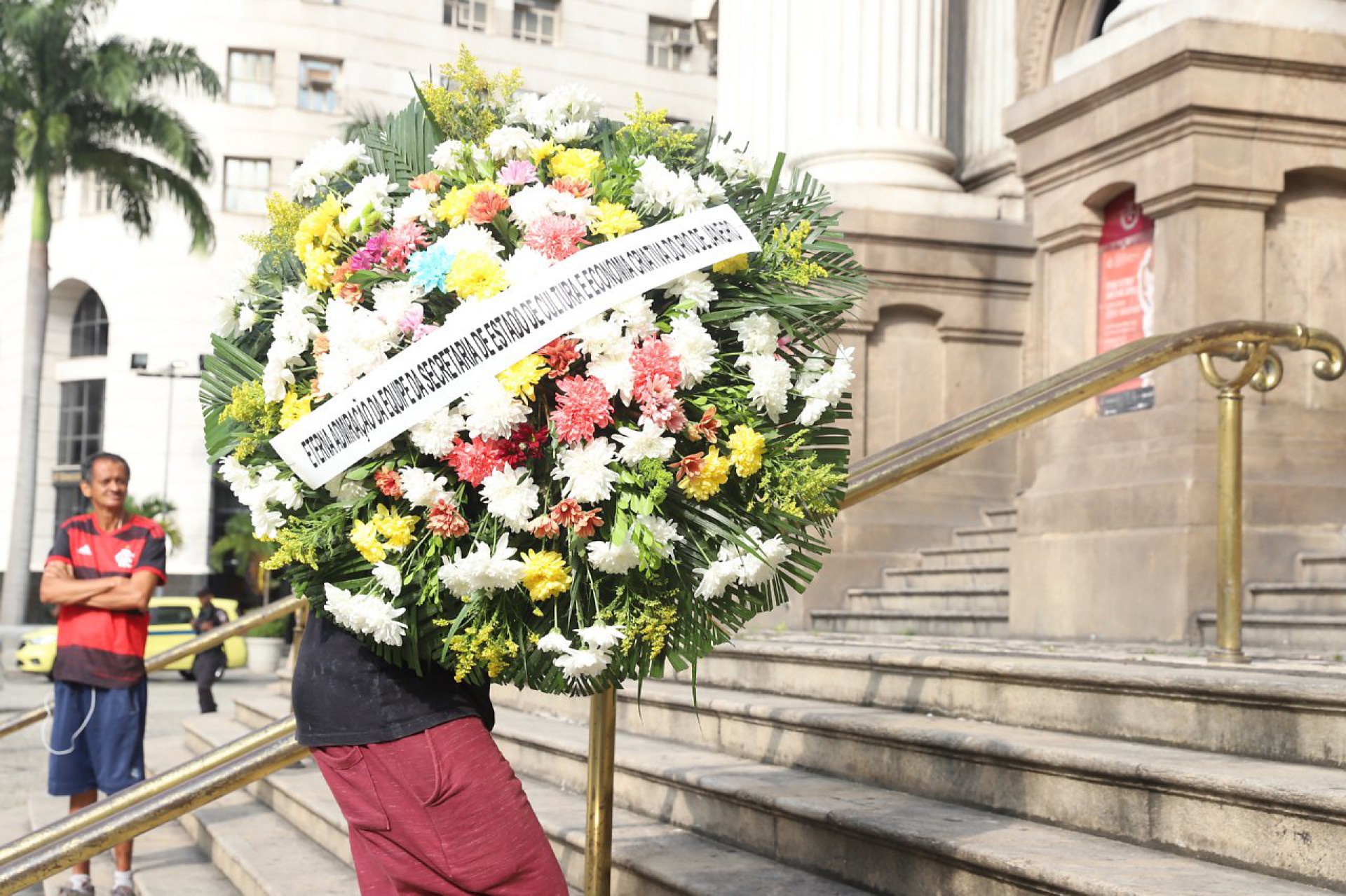 Amigos e familiares se despedem de Elza Soares em velório realizado no Theatro Municipal, no Rio, na manhã desta sexta-feira - Ag. News
