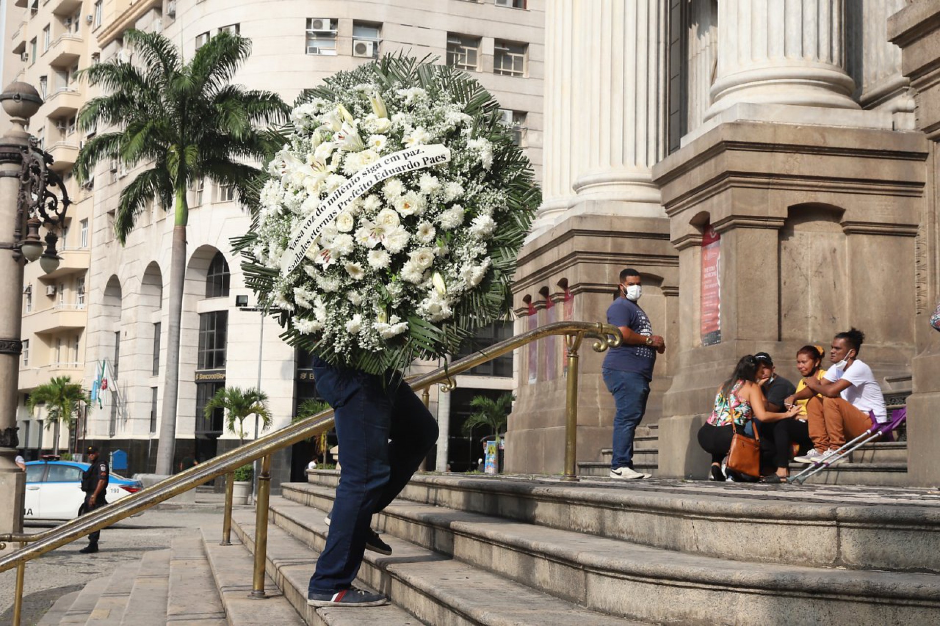 Amigos e familiares se despedem de Elza Soares em velório realizado no Theatro Municipal, no Rio, na manhã desta sexta-feira - Ag. News