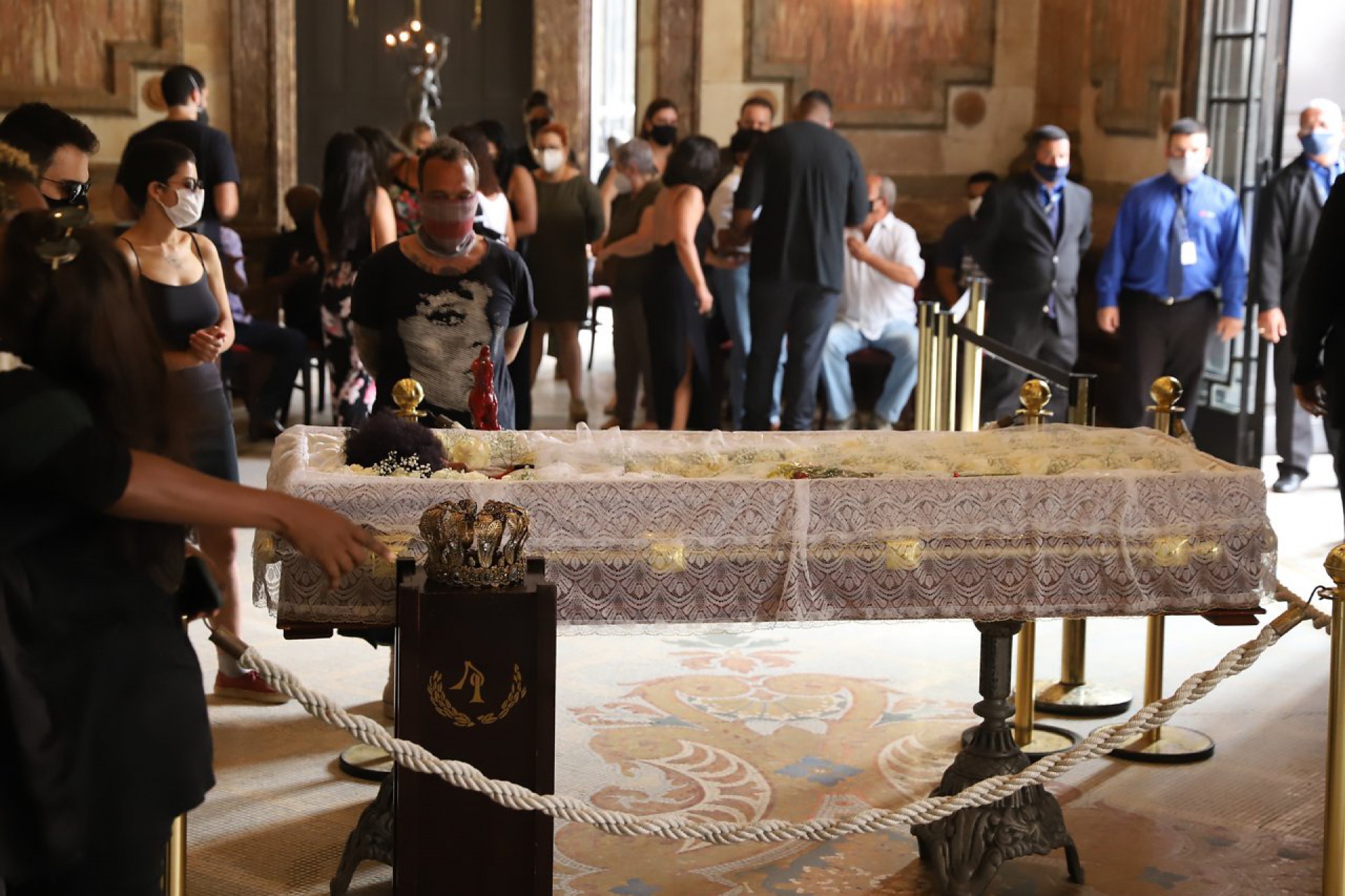 Amigos e familiares se despedem de Elza Soares em velório realizado no Theatro Municipal, no Rio, na manhã desta sexta-feira - Ag. News