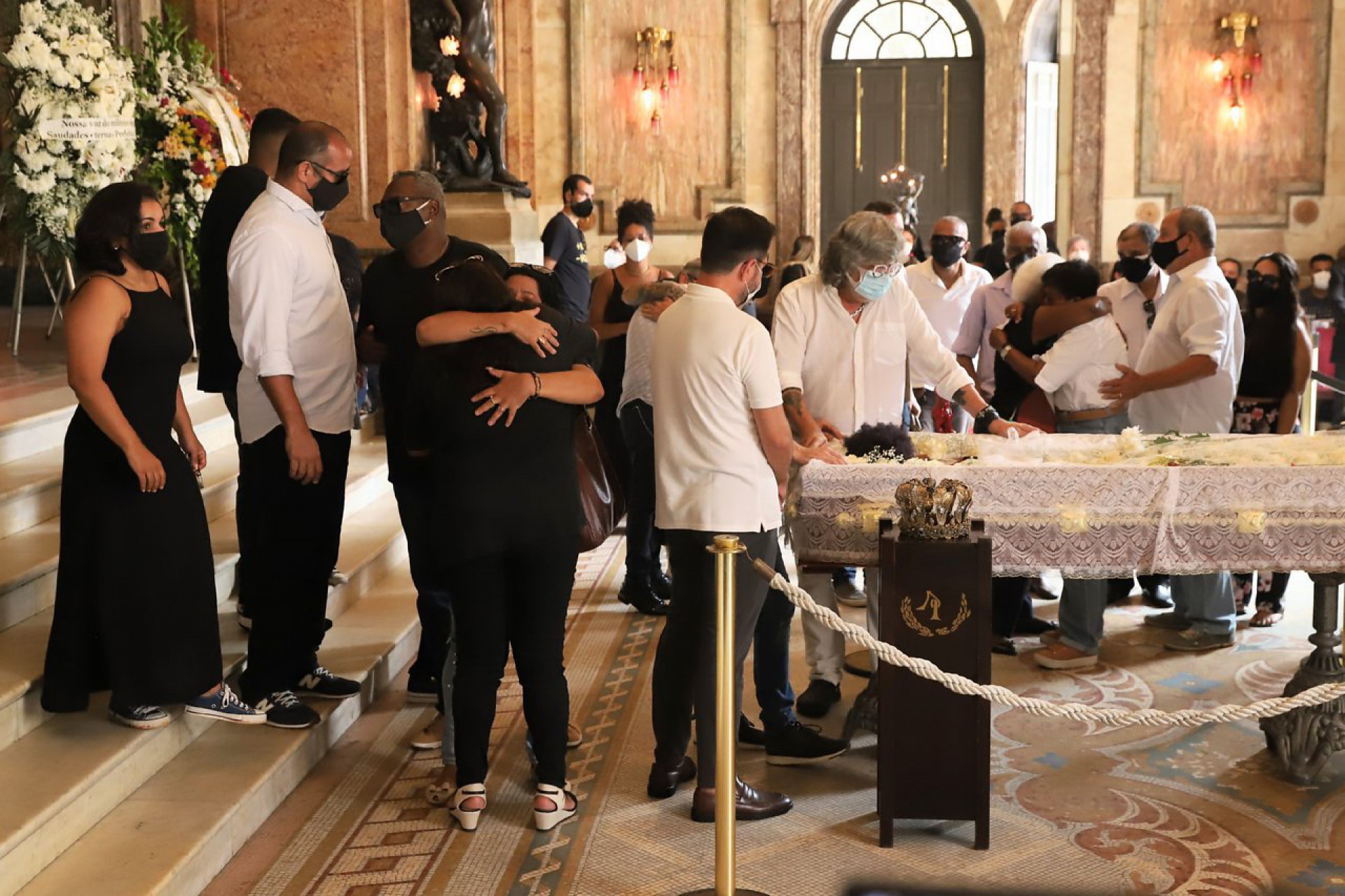 Amigos e familiares se despedem de Elza Soares em velório realizado no Theatro Municipal, no Rio, na manhã desta sexta-feira - Ag.News