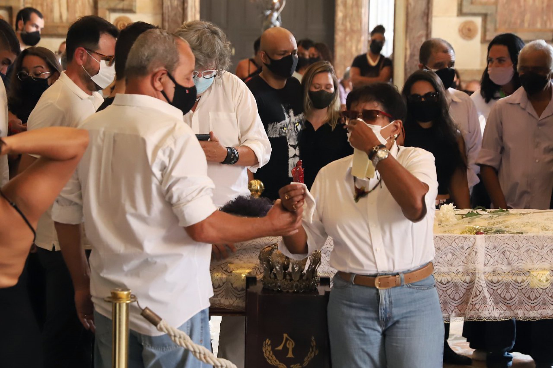 Amigos e familiares se despedem de Elza Soares em velório realizado no Theatro Municipal, no Rio, na manhã desta sexta-feira - Ag.News