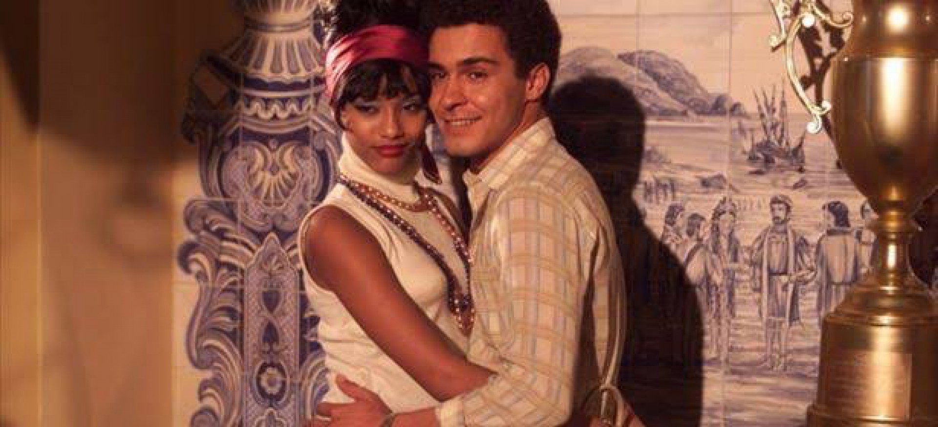 Ta&iacute;s Ara&uacute;jo e Andr&eacute; Gon&ccedil;alves caracterizados como Elza Soares e Garrincha para filme dirigido por Milton Alencar Jr - Divulga&ccedil;&atilde;o