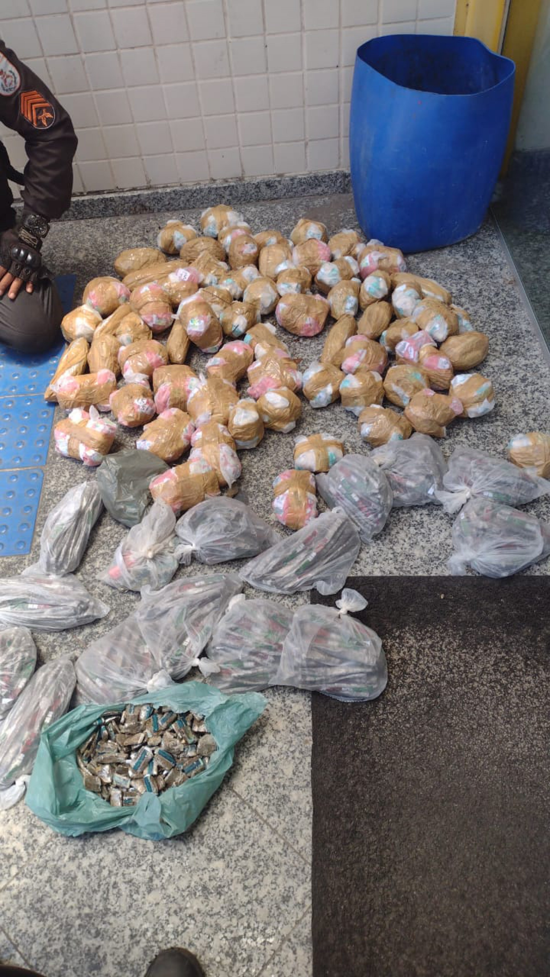 Trio &eacute; detido com mais de 3 mil pinos de coca&iacute;na em S&atilde;o Pedro da Aldeia - Ludmila Lopes (RC24h)