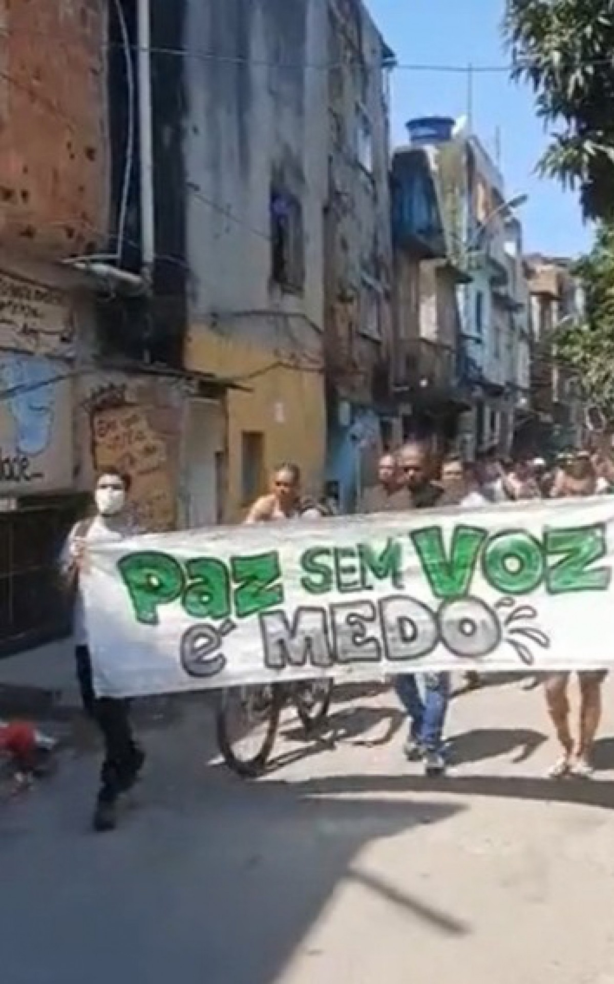 Moradores fazem protesto na comunidade do Jacarezinho - REPRODUÇÃO DE VIDEO