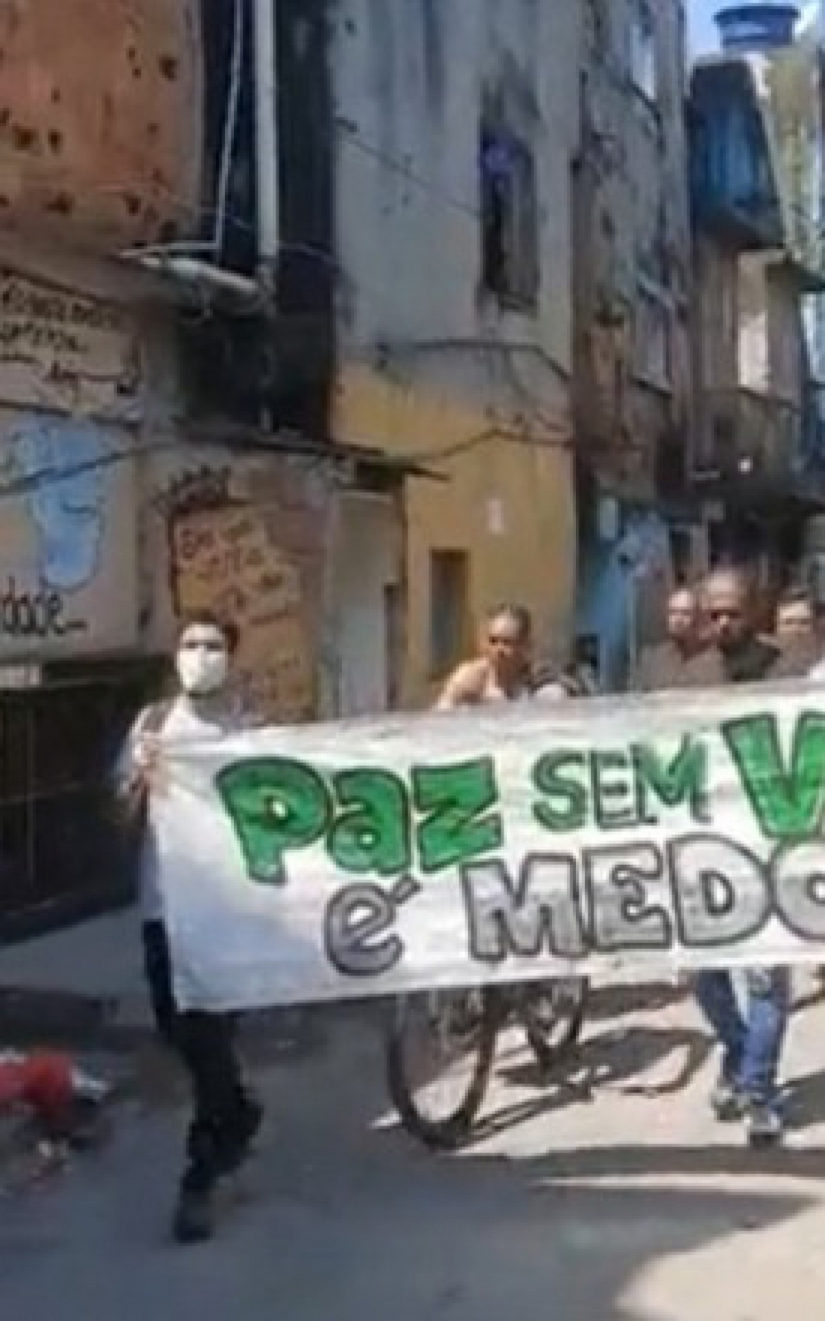 Moradores fazem protesto na comunidade do Jacarezinho