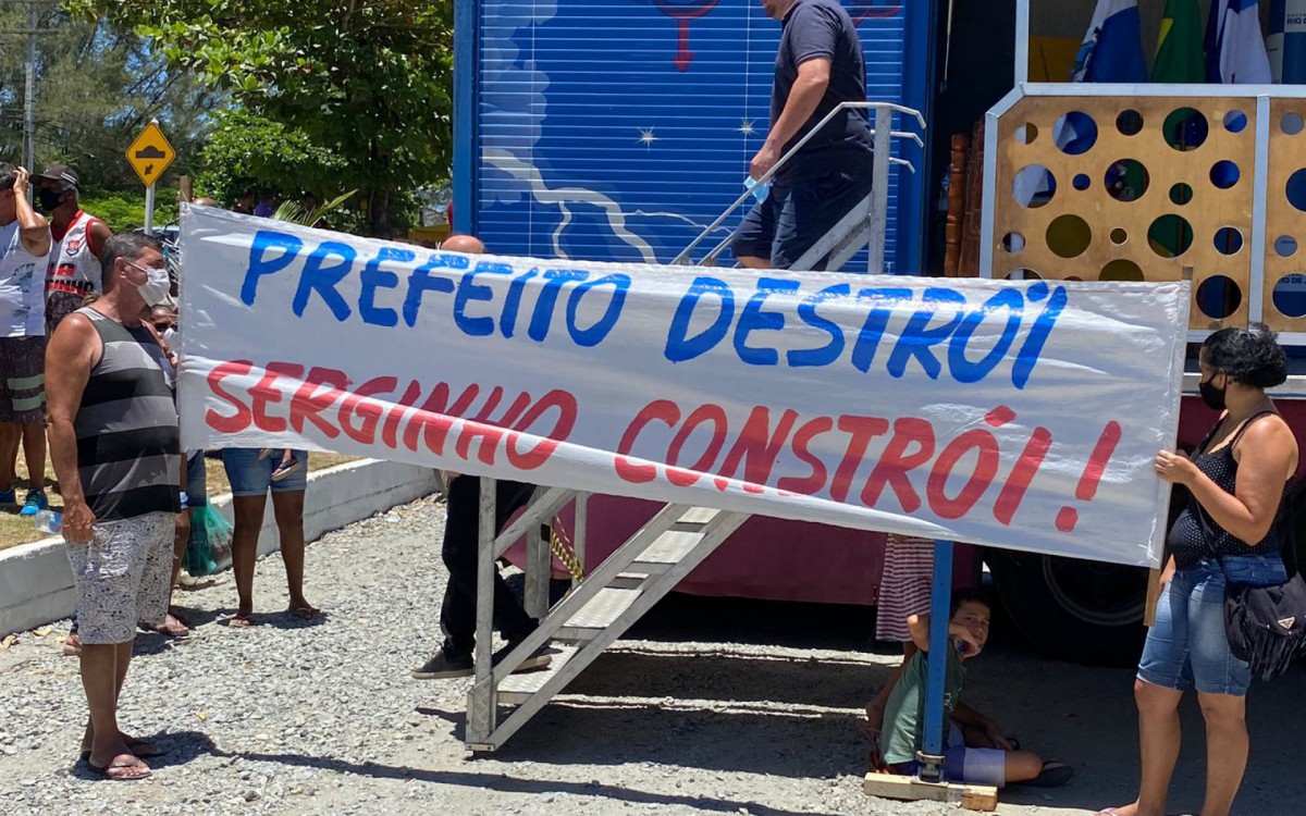 Faixas de protesto contra o prefeito Cabo Frio, Jos&eacute; Bonif&aacute;cio. Uma provoca&ccedil;&atilde;o do grupo de Serginho. Prefeito preferiu n&atilde;o comparecer 