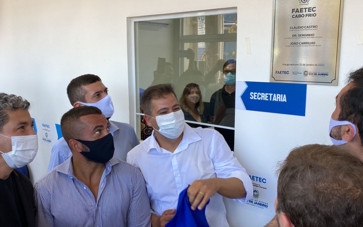 Descerrando a placa de inaugura&ccedil;&atilde;o 