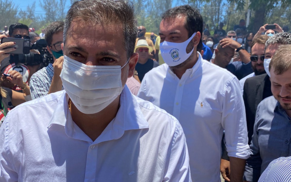 Serginho em destaque com Castro atr&aacute;s: Serginho &eacute; um irm&atilde;o, disse Castro em discurso. 