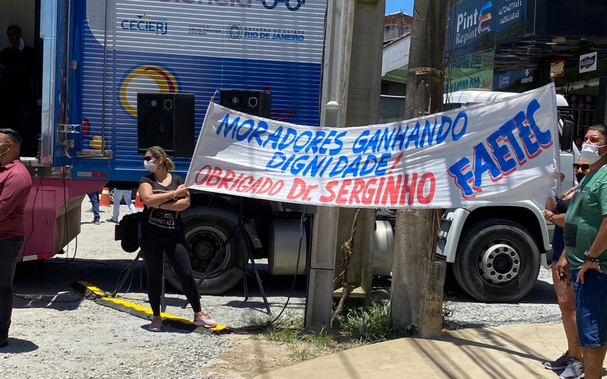 Do outro lado do palanque faixas em apoio a Serginho. 