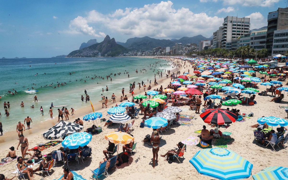 RIO -22/01/2022  - MOVIMENTA&Ccedil;&Atilde;O D PRAIA do  Arpoador NA ZONA Sul do Rio de Janeiro neste s&aacute;bado(22). FOTO : Luciola Villela/Agencia O Dia