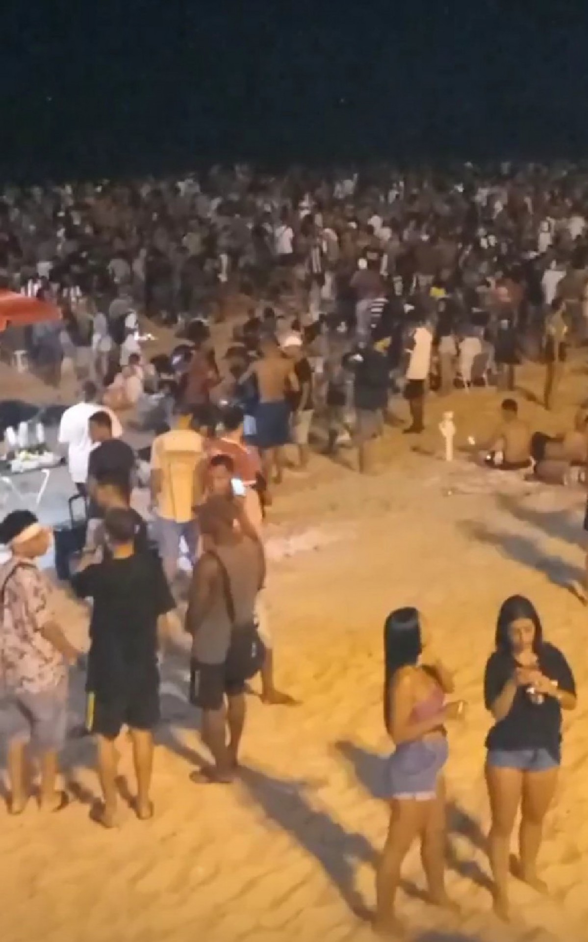 Luau em Ipanema deixou areia da praia lotada na madrugada deste domingo