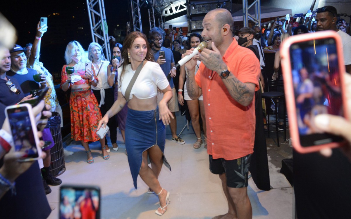 Paolla Oliveira e Diogo Nogueira dan&ccedil;am coladinhos em show