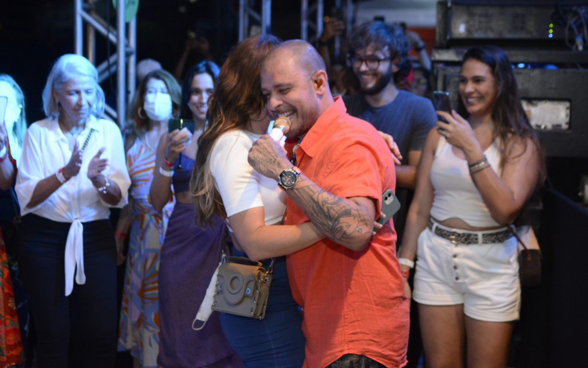 Paolla Oliveira e Diogo Nogueira dan&ccedil;am coladinhos em show