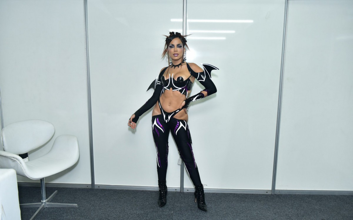 Anitta ousa na escolha de sua fantasia