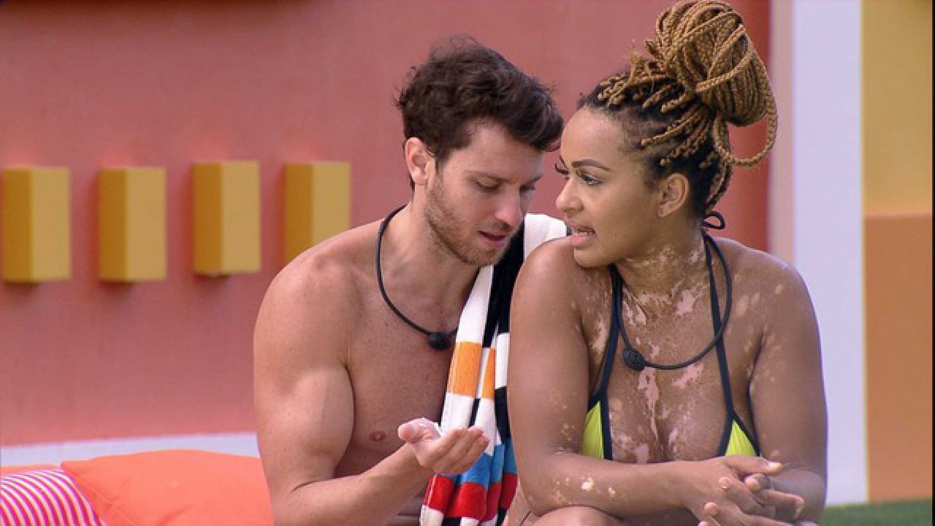 Natália e Lucas conversam no jardim do BBB 22 - reprodução da TV Globo