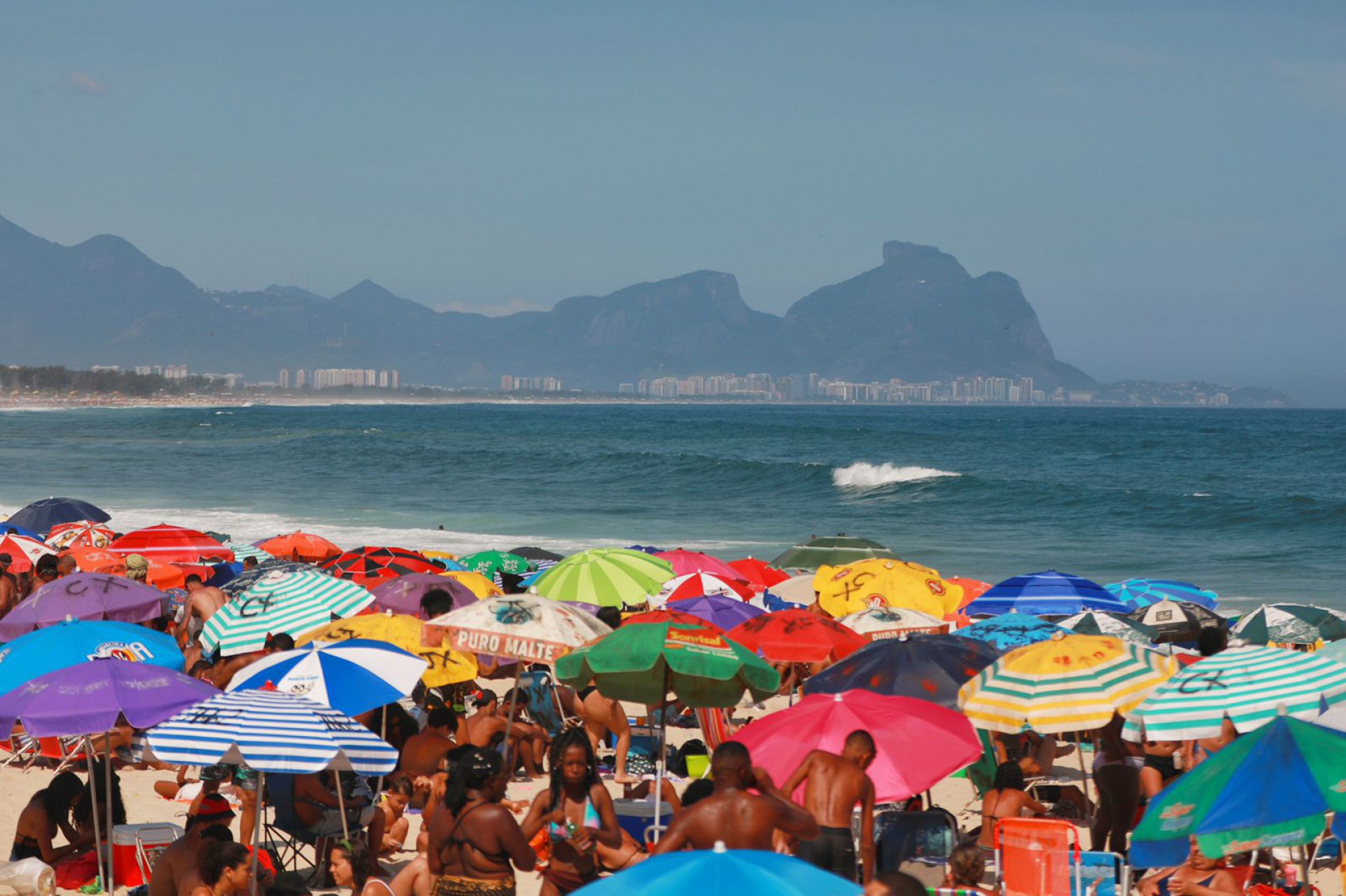Cariocas e turistas lotam a  praia do Pontal no Recreio, na Zona Oeste do Rio, neste domingo (23) - Luciola Villela/Agência O Dia