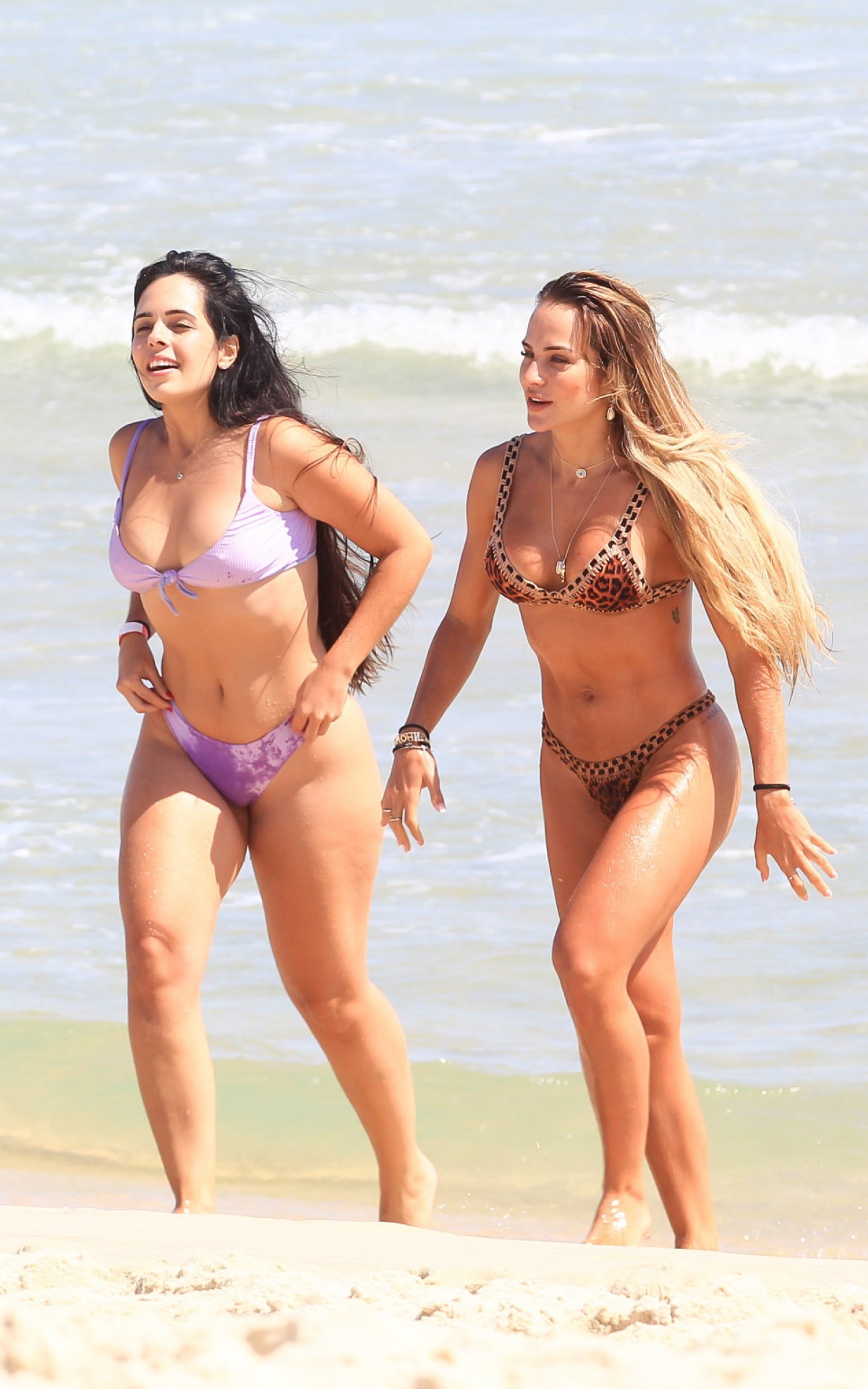 Gabi Martins esbanja boa forma em praia da Zona Oeste do Rio