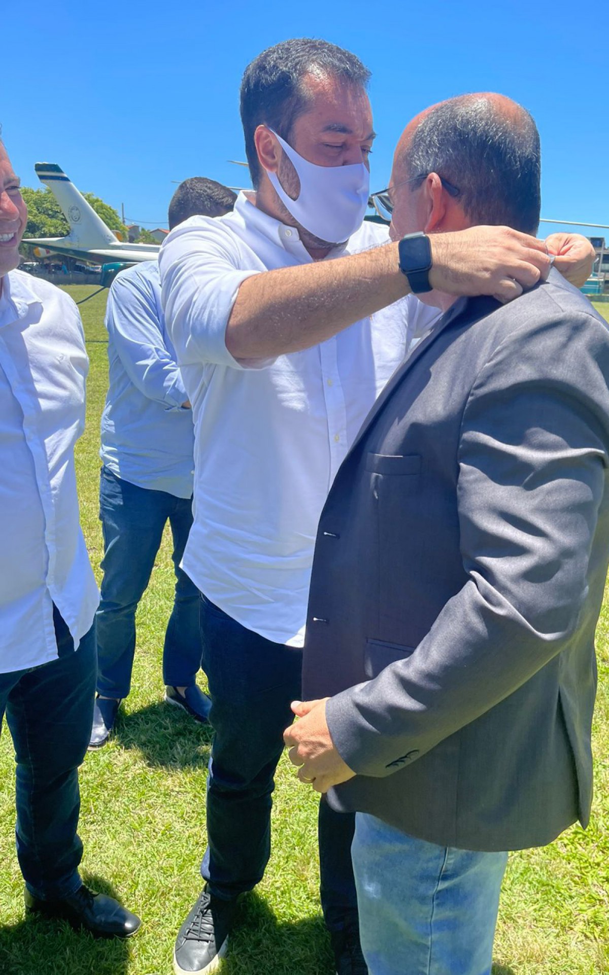 Castro ajeitando a gole de Marcelo, que usou at&eacute; palet&oacute; 