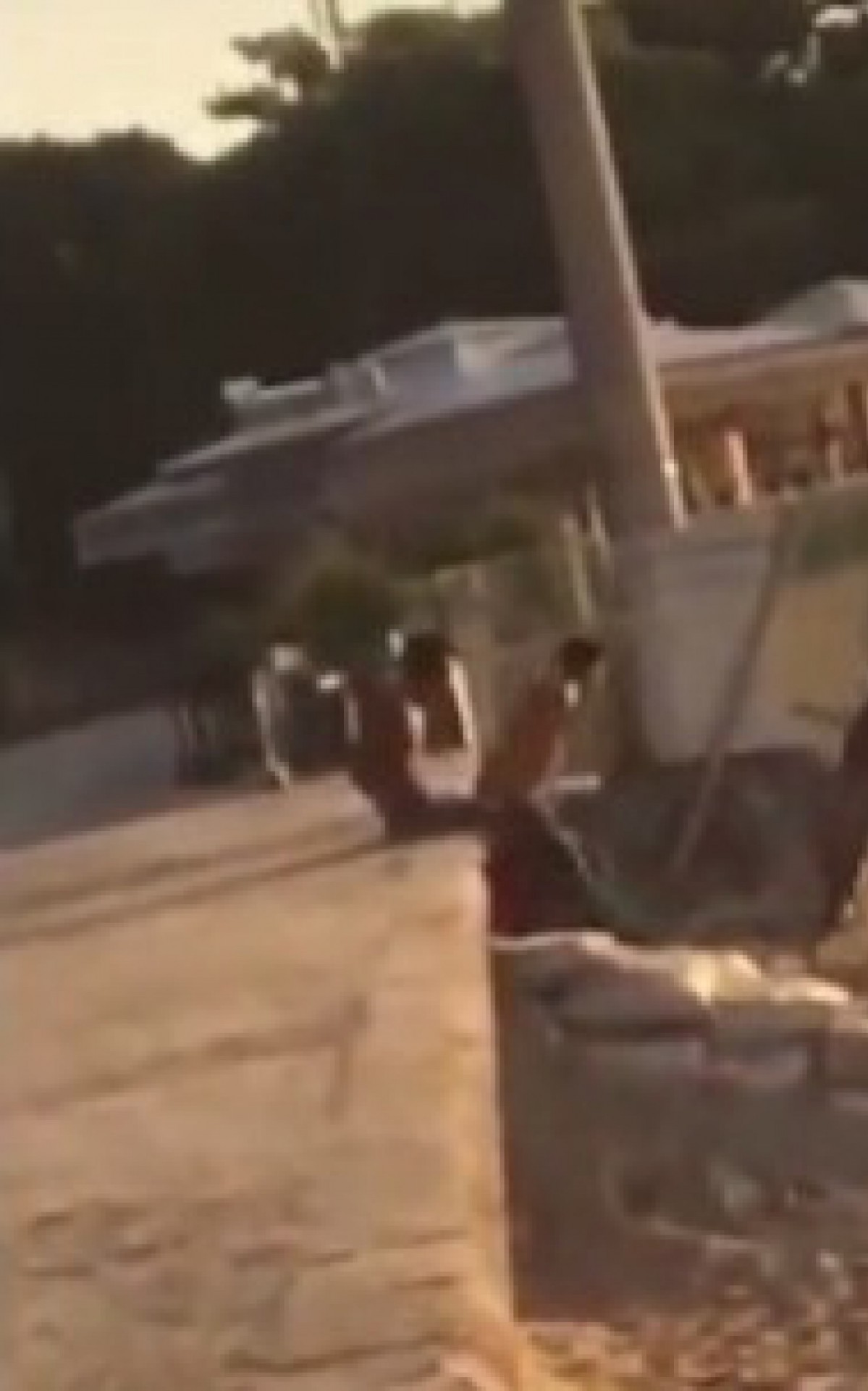 Momento em que roubo acontece na Praia de Copacabana