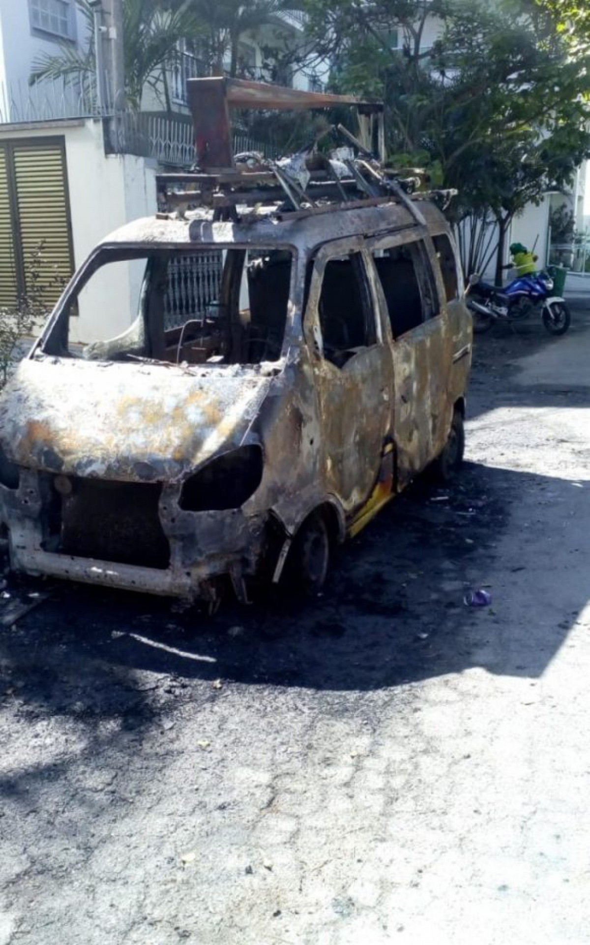 Com as chamas, o ve&iacute;culo ficou completamente destru&iacute;do.