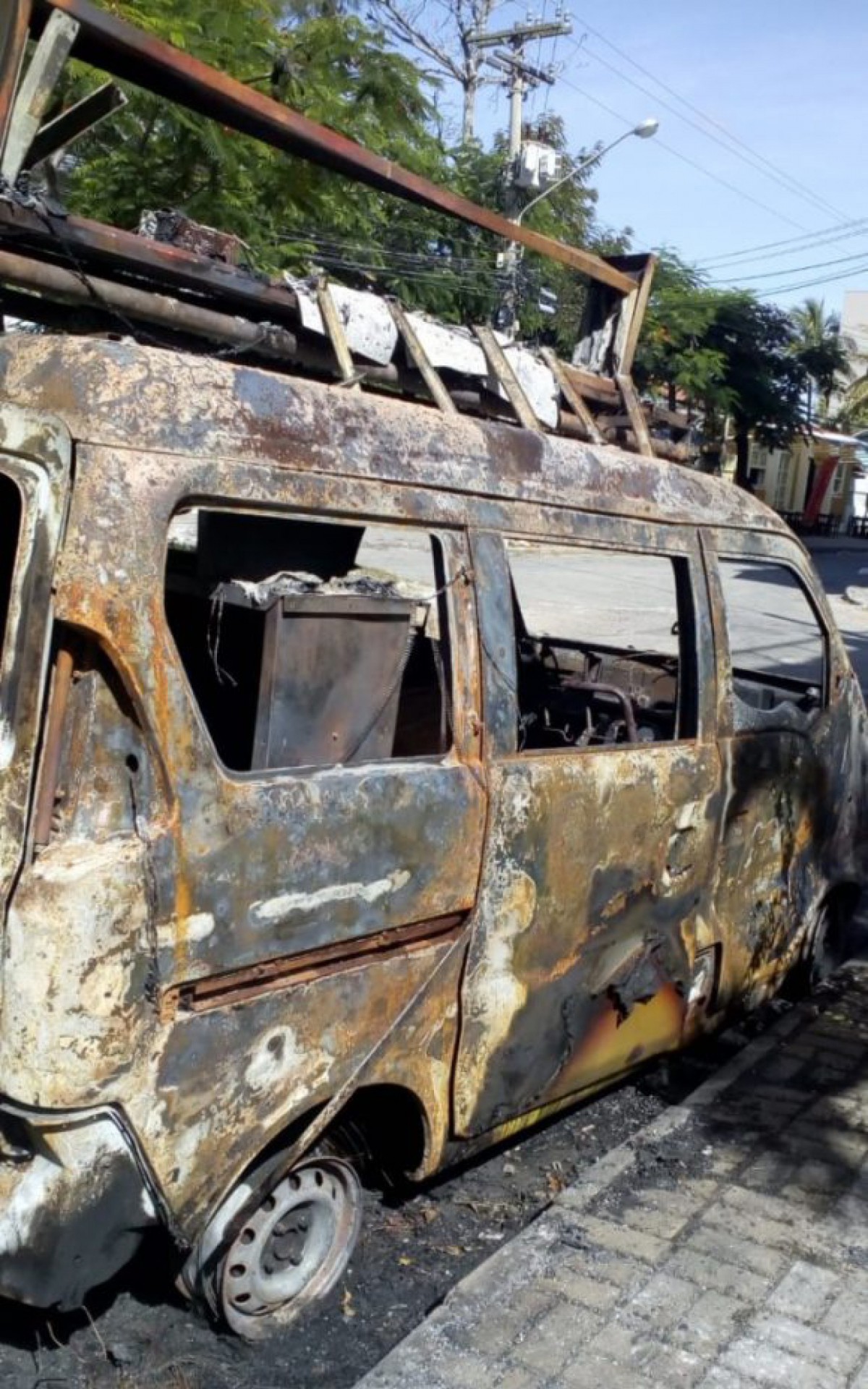 Com as chamas, o ve&iacute;culo ficou completamente destru&iacute;do.