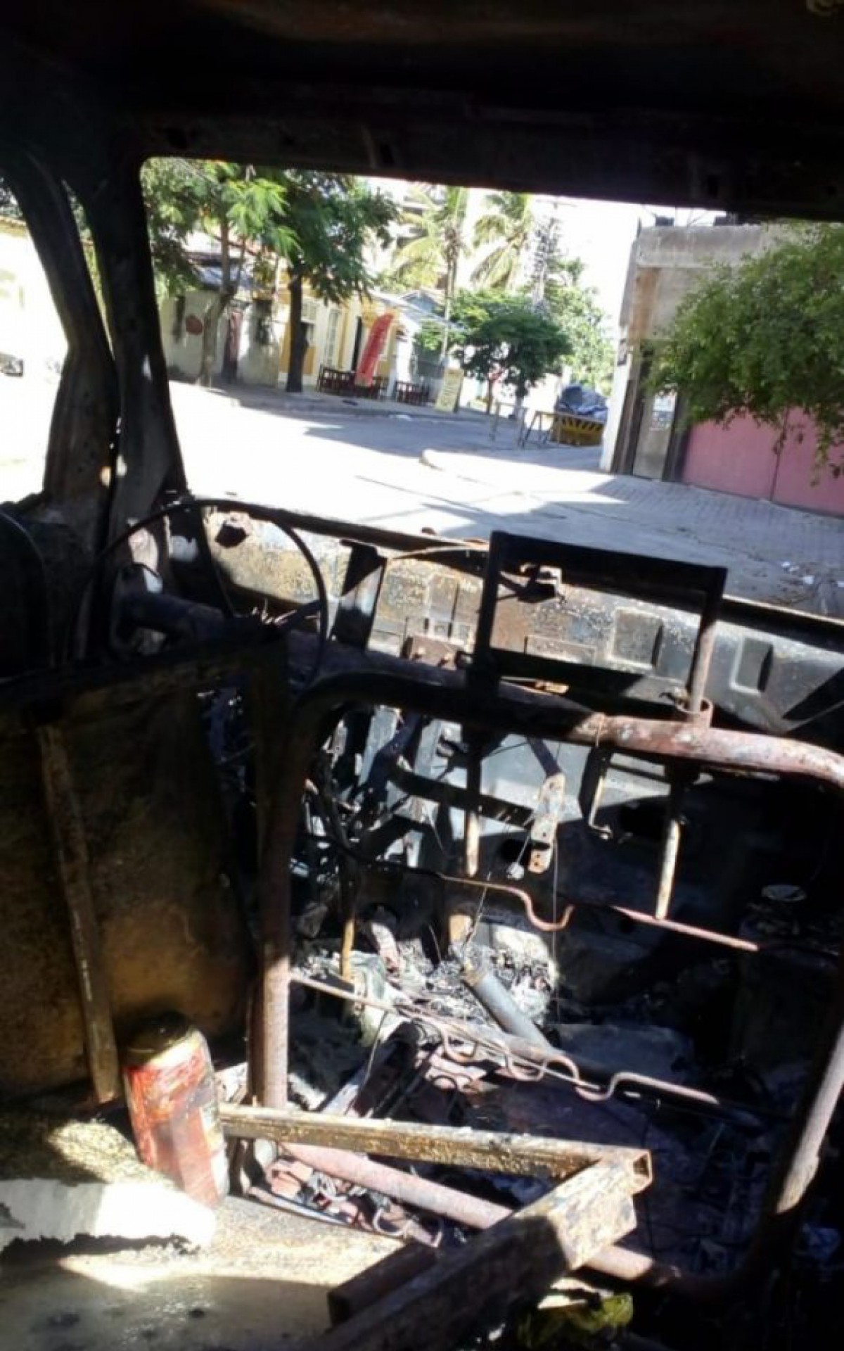 Com as chamas, o ve&iacute;culo ficou completamente destru&iacute;do.