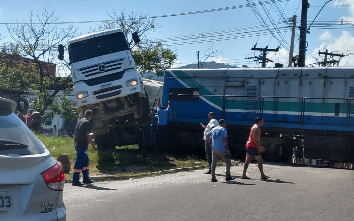 Trem e caminh&atilde;o colidem na travessia da linha em Parque Mait&aacute;, em Mag&eacute;