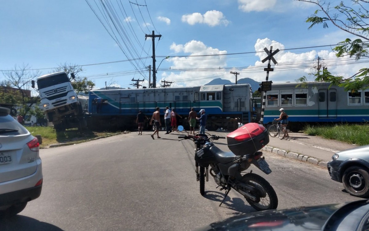 Trem e caminh&atilde;o colidem na travessia da linha em Parque Mait&aacute;, em Mag&eacute;