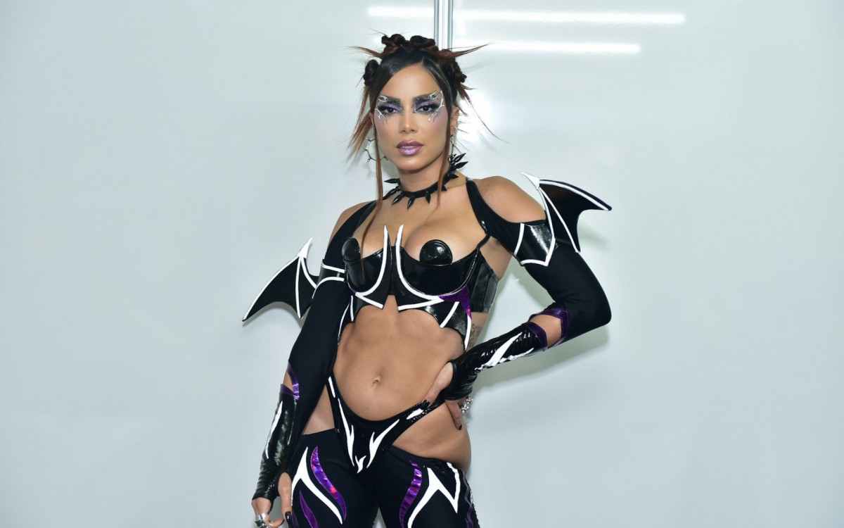 Anitta faz ensaio de seu bloco na Zona Oeste do Rio