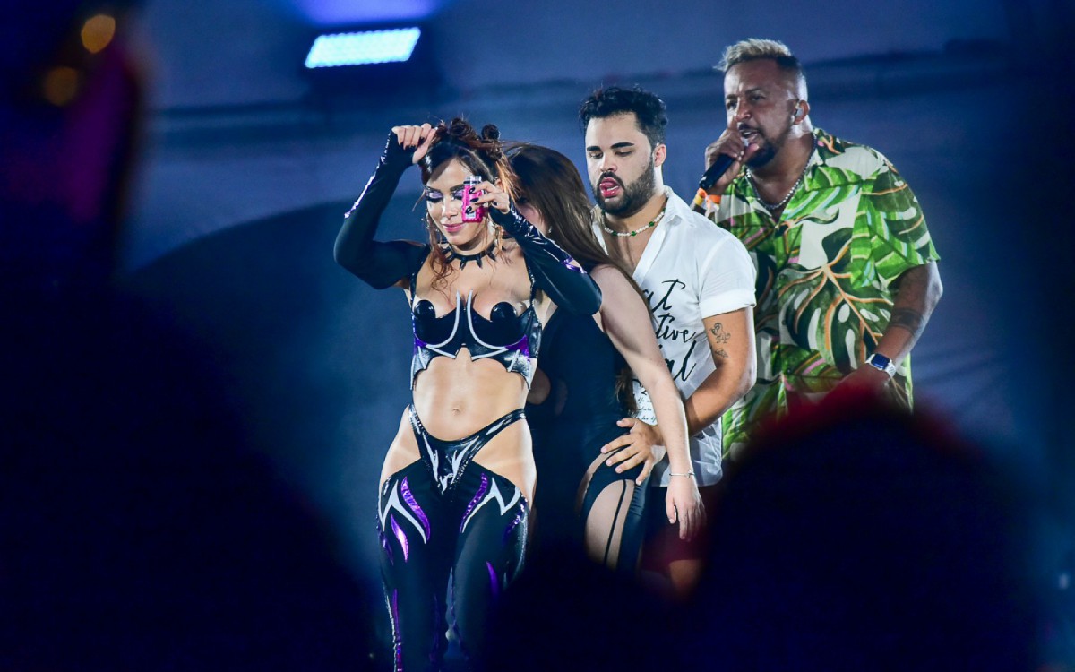 Anitta faz ensaio de seu bloco na Zona Oeste do Rio