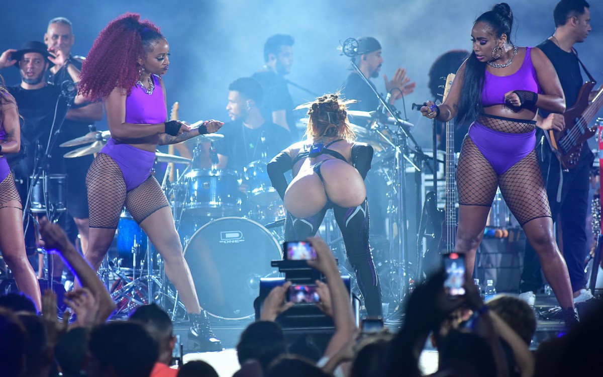 Anitta faz ensaio de seu bloco na Zona Oeste do Rio