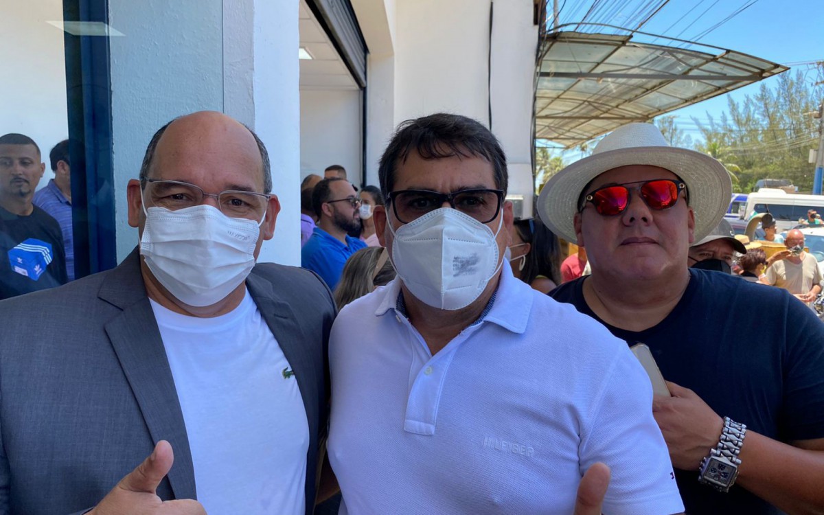 prefeito de Arraial do Cabo, Marcelo Magno; ex-prefeito Andinho Brito; e coordenador de Comunica&ccedil;&atilde;o, Ronnie Pl&aacute;cido 