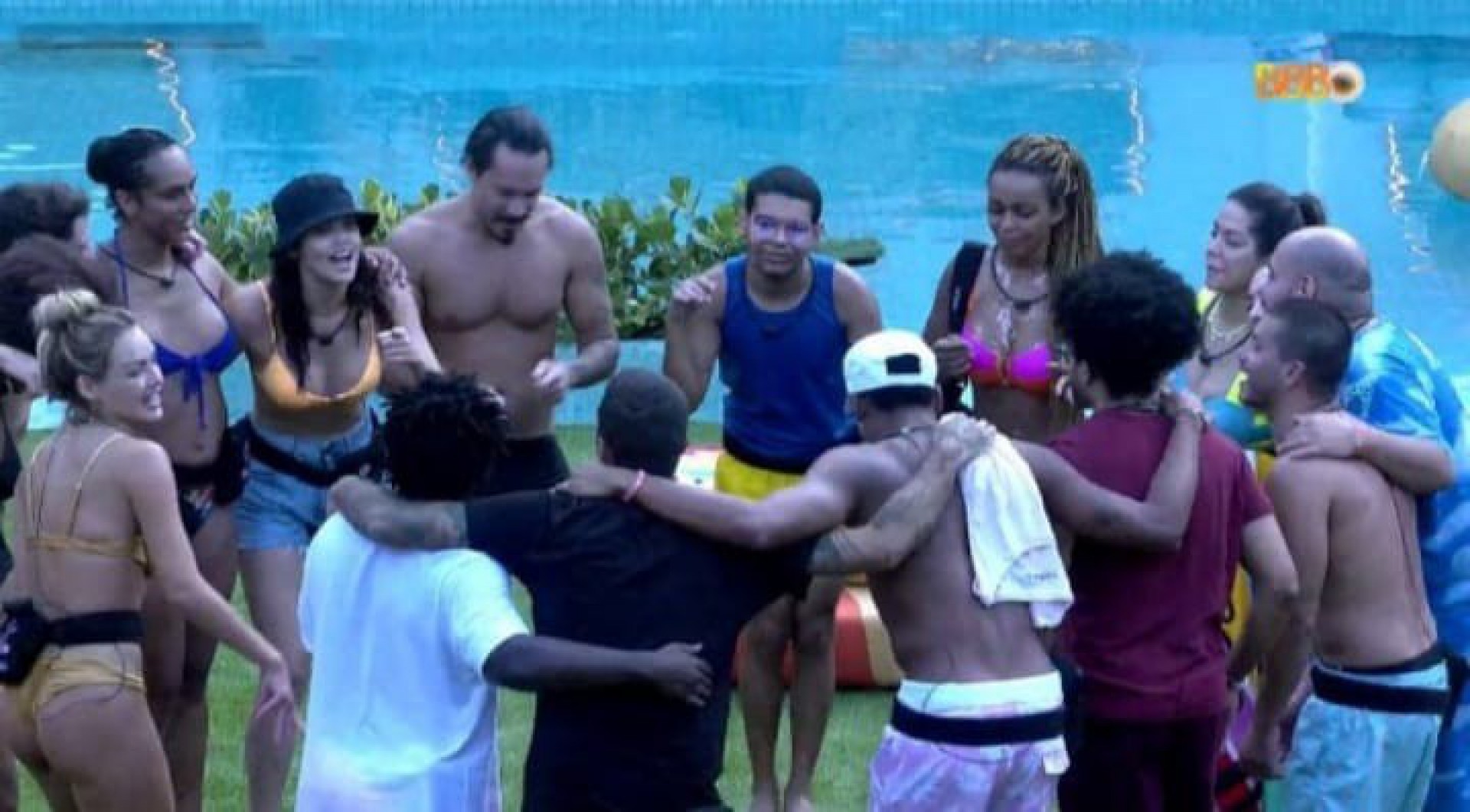 Participantes fazendo roda de oração - Reprodução Internet