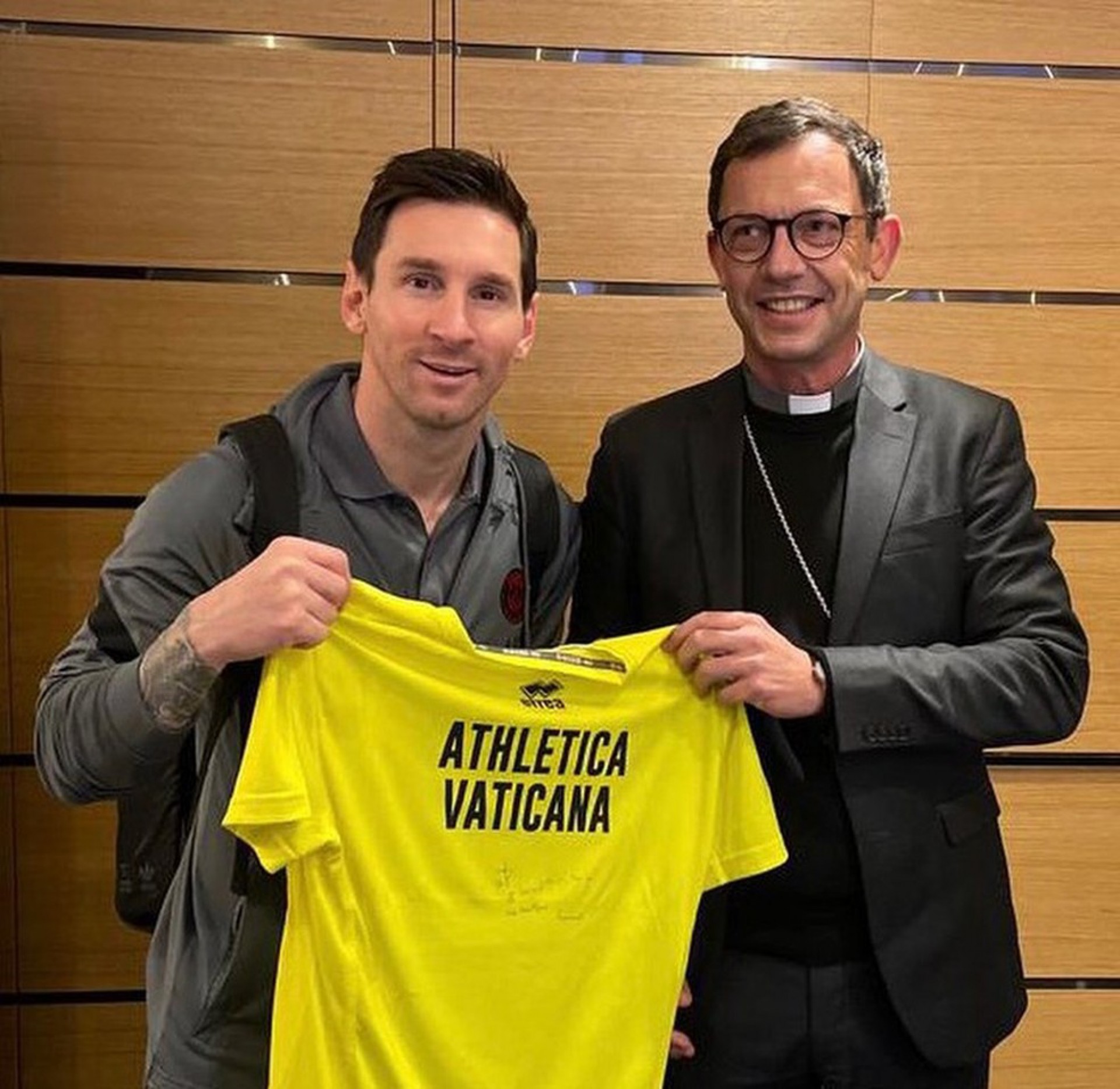 Messi ganha camisa autografada pelo Papa Francisco