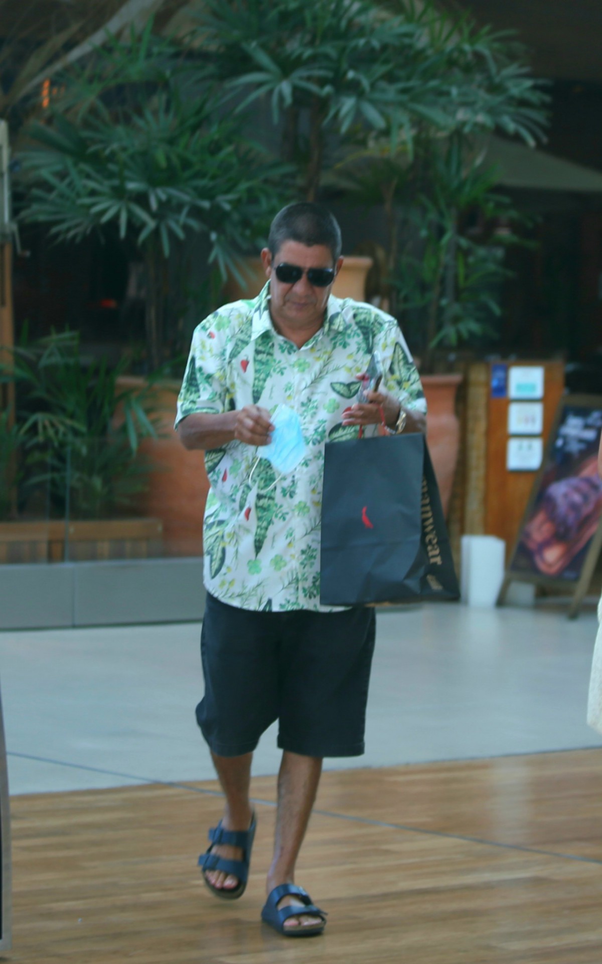 Zeca Pagodinho &eacute; clicado em shopping da Zona Oeste do Rio