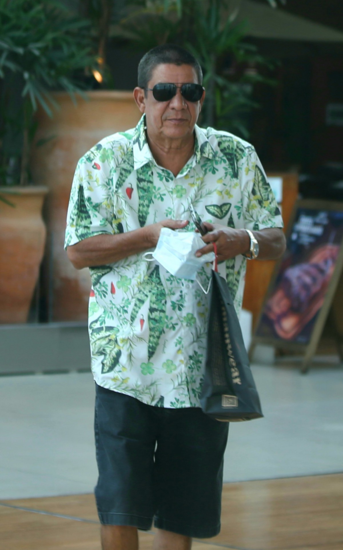 Zeca Pagodinho &eacute; clicado em shopping da Zona Oeste do Rio