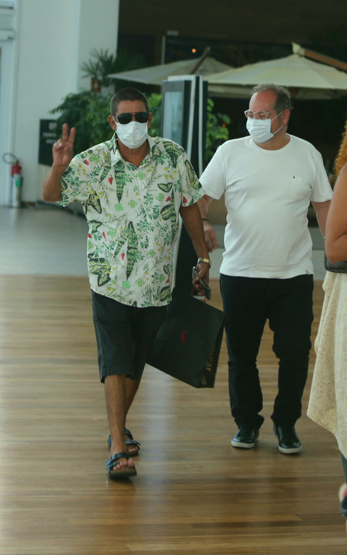 Zeca Pagodinho &eacute; clicado em shopping da Zona Oeste do Rio
