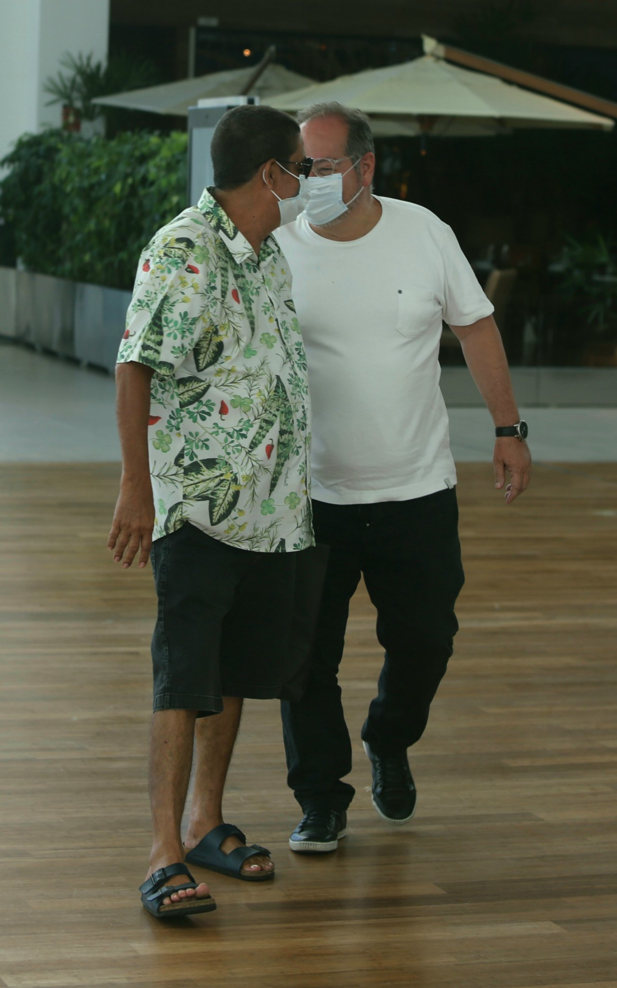 Zeca Pagodinho &eacute; clicado em shopping da Zona Oeste do Rio