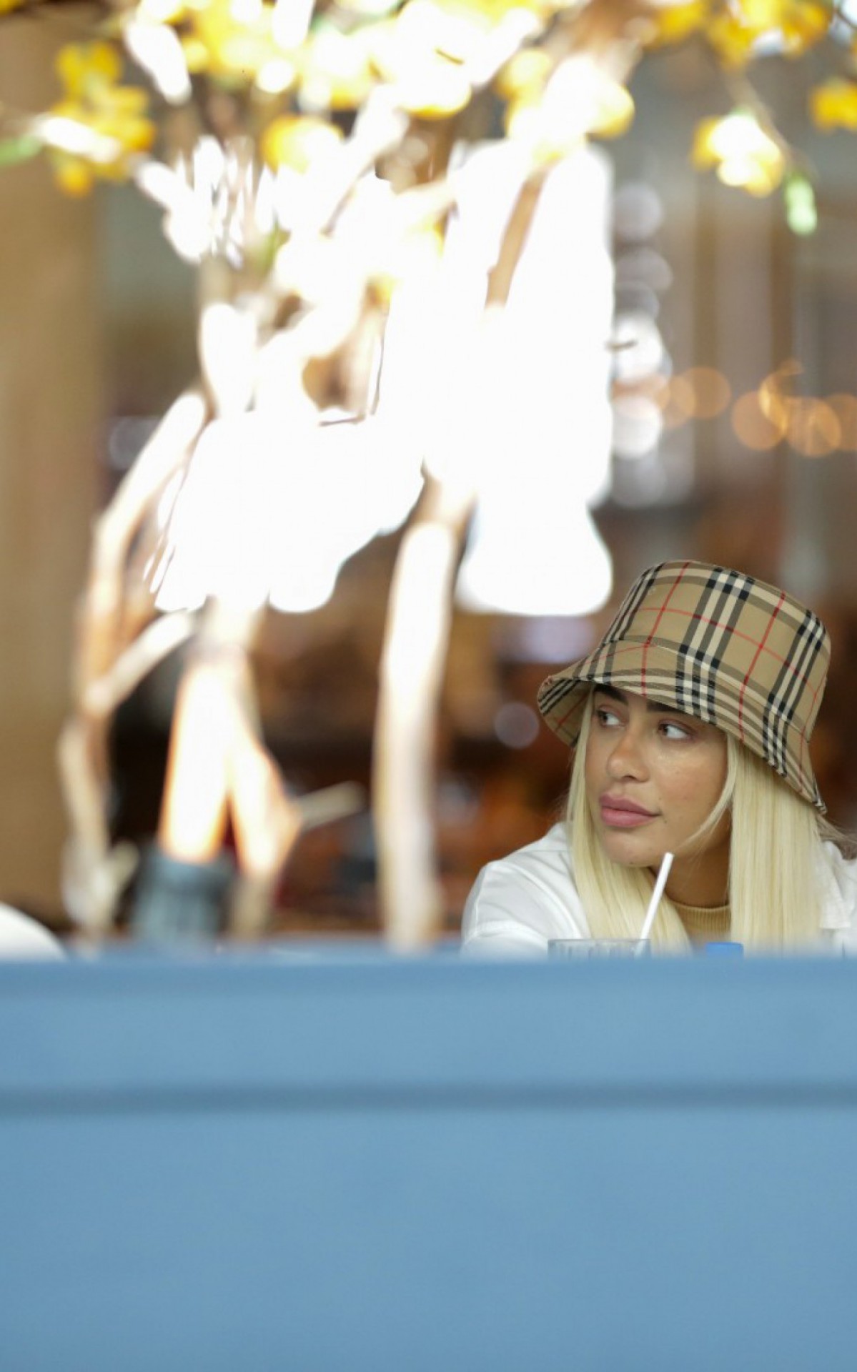 Rafaella Santos e Darlin Ferrattry almo&ccedil;am juntas em shopping da Barra da Tijuca, na Zona Oeste do Rio, na tarde de segunda-feira