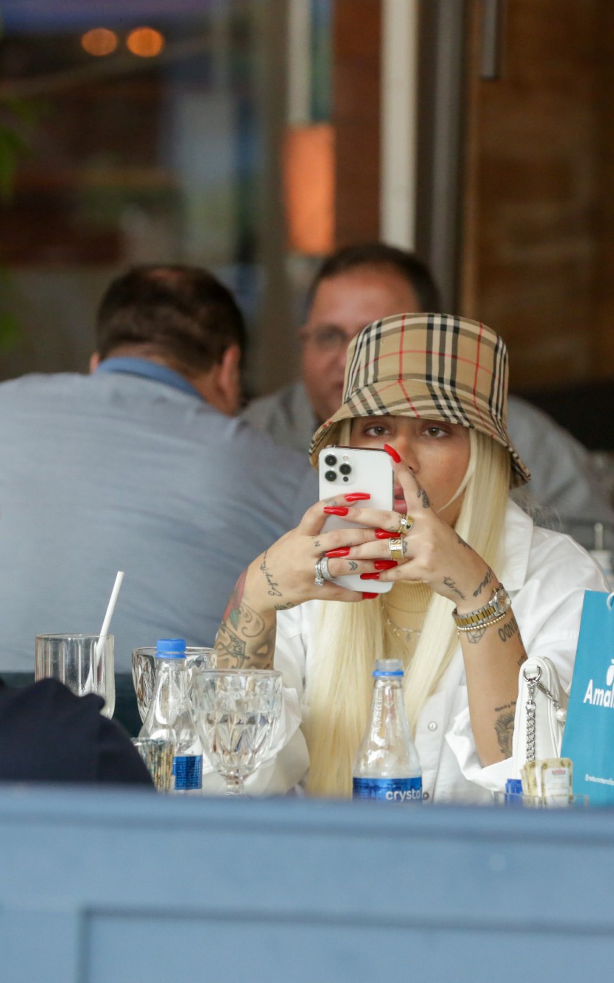 Rafaella Santos e Darlin Ferrattry almo&ccedil;am juntas em shopping da Barra da Tijuca, na Zona Oeste do Rio, na tarde de segunda-feira