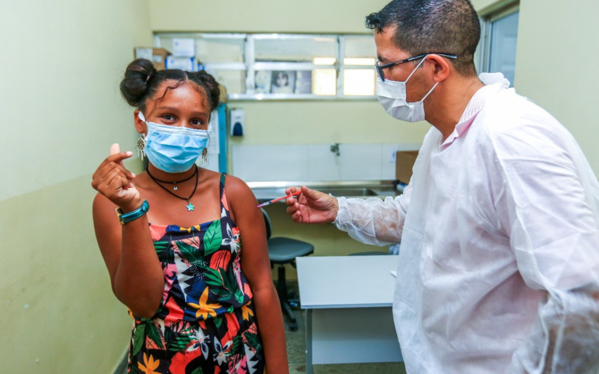 Maria Clara disse que ficou bem tranquila para tomar a primeira dose da vacina contra a Covid-19