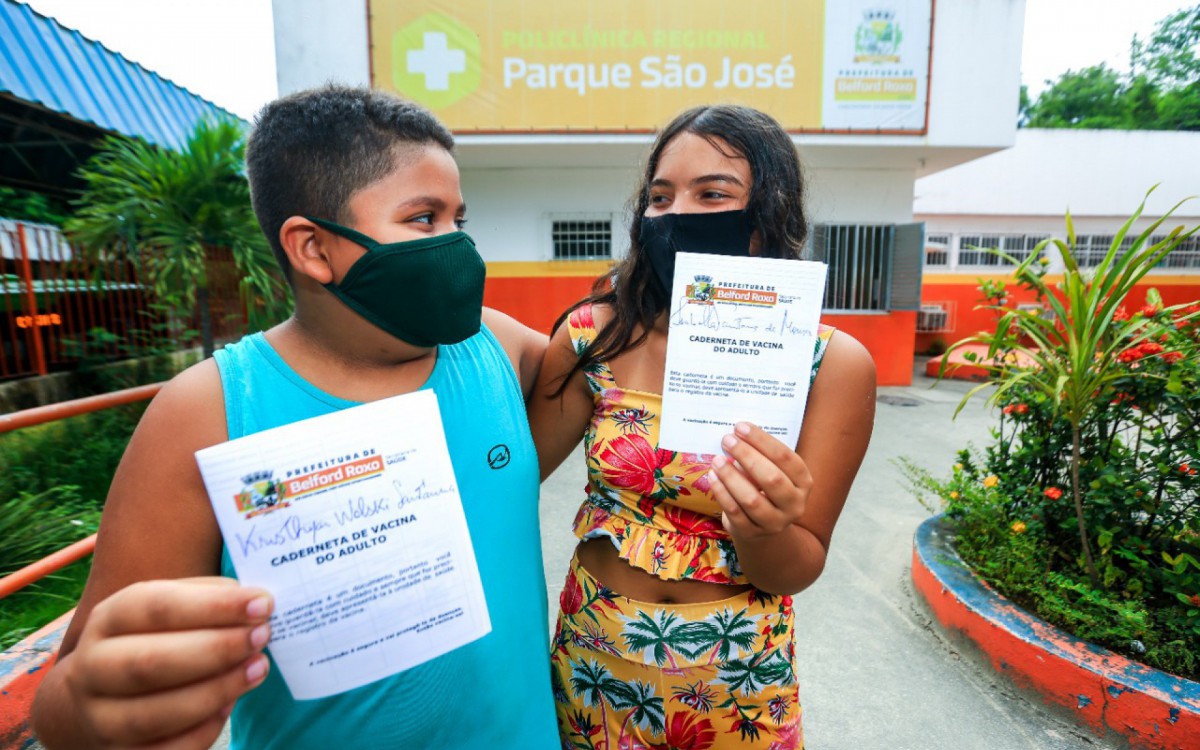 Os primos Kristhyan Santanna e Isabella de Moura tomaram a primeira dose da vacina na Policl&iacute;nica do Parque S&atilde;o Jos&eacute;