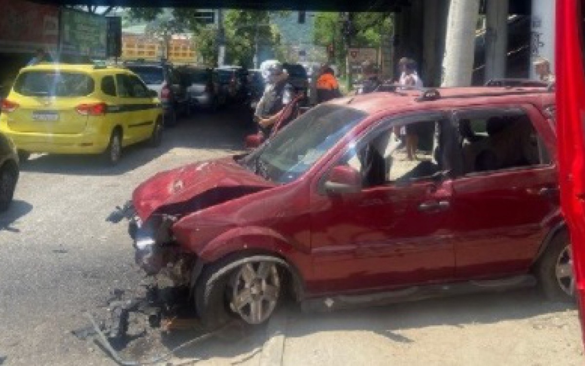 Ve&iacute;culo passava pela Estrada do Mendanha quando caiu