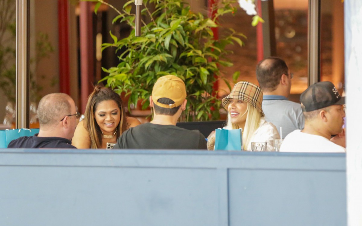 Rafaella Santos e Darlin Ferrattry almo&ccedil;am juntas em shopping da Barra da Tijuca, na Zona Oeste do Rio, na tarde de segunda-feira