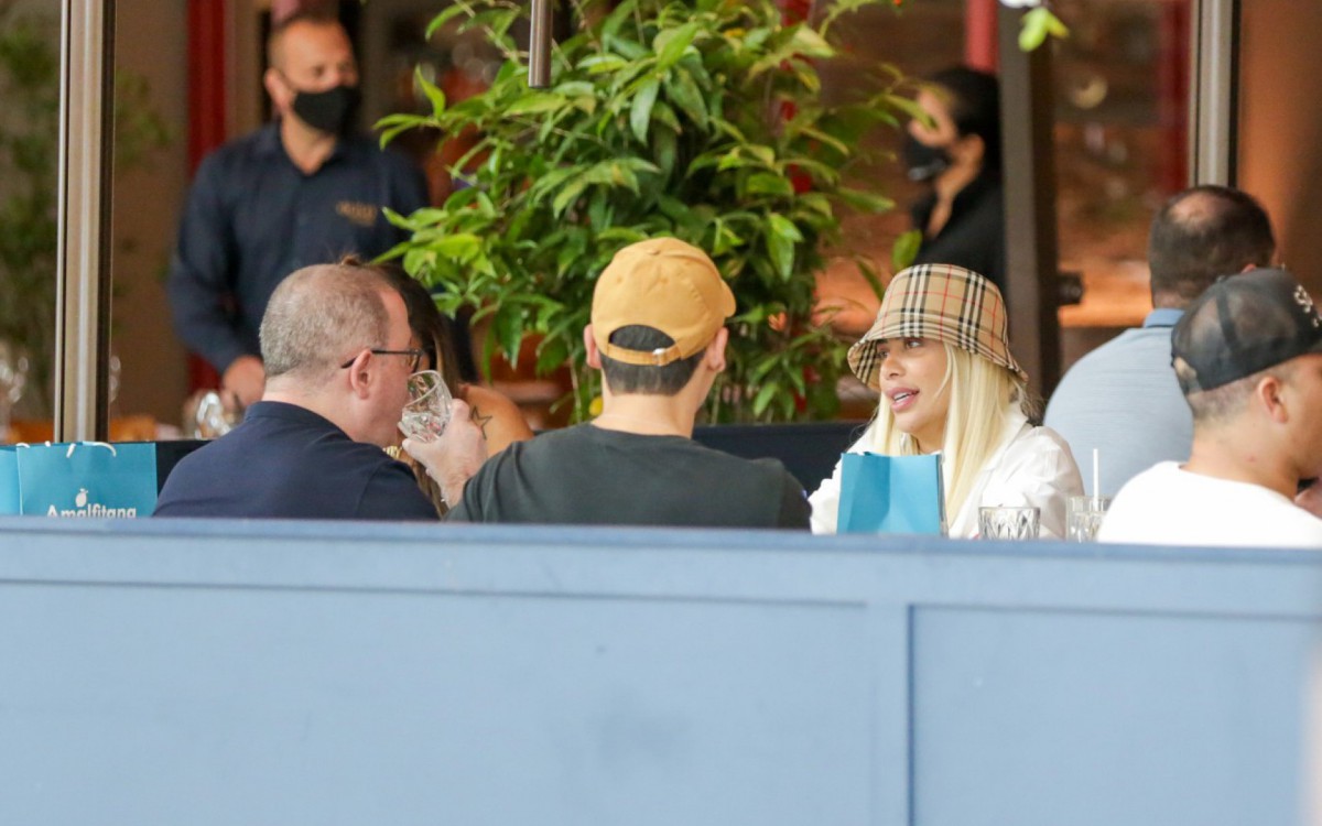 Rafaella Santos e Darlin Ferrattry almo&ccedil;am juntas em shopping da Barra da Tijuca, na Zona Oeste do Rio, na tarde de segunda-feira